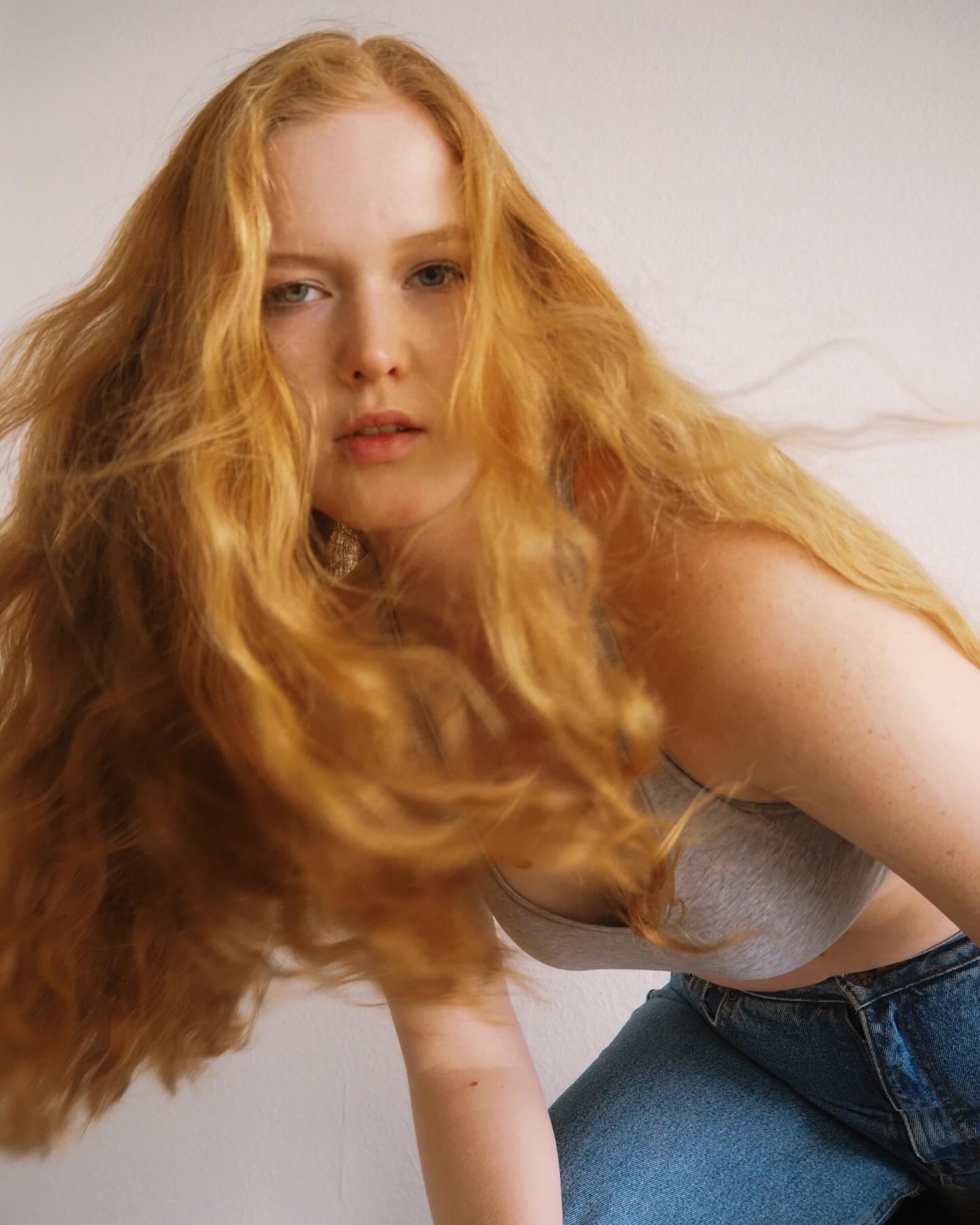 Beauty-Aufnahme: Miriam Rochholz beugt sich nach vorn, das lange rotblonde Haar in Bewegung