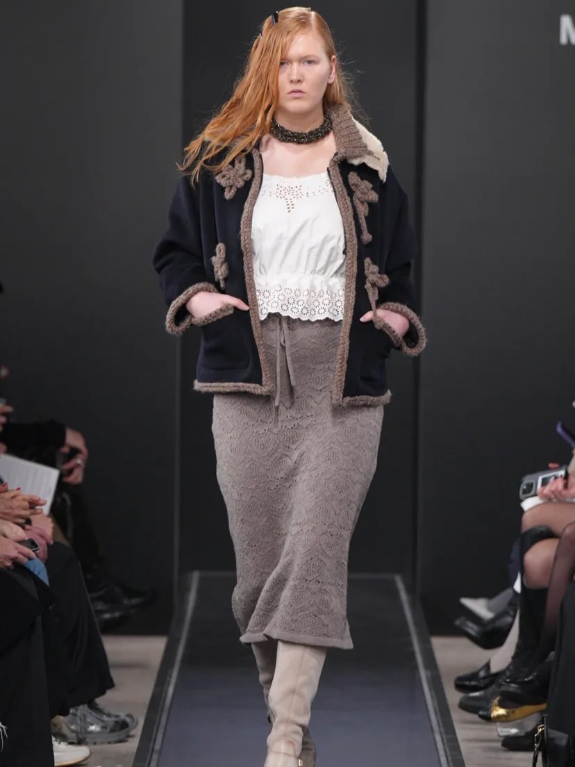 Miriam Rochholz für Marco Rambaldi auf der Milan Fashion Week: dunkelblaue Jacke mit Strickbesatz und grauer Strickrock